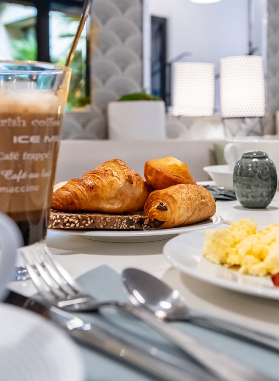 <strong>Gourmet</strong> and <strong>Local</strong> breakfast